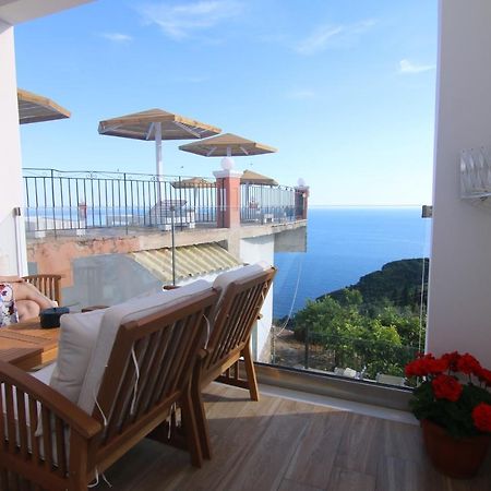 Lakones Deluxe Suites A Exterior foto