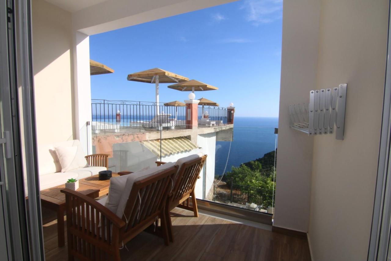 Lakones Deluxe Suites A Exterior foto